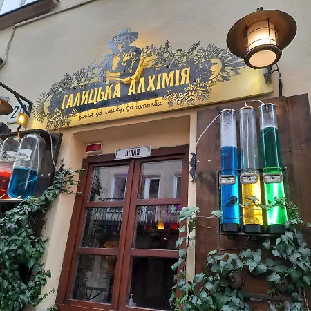 Midnight Cats' In Rynok Square у котів на вірменській біля площі ринок