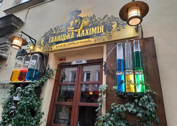 Midnight Cats' In Rynok Square у котів на вірменській біля площі ринок